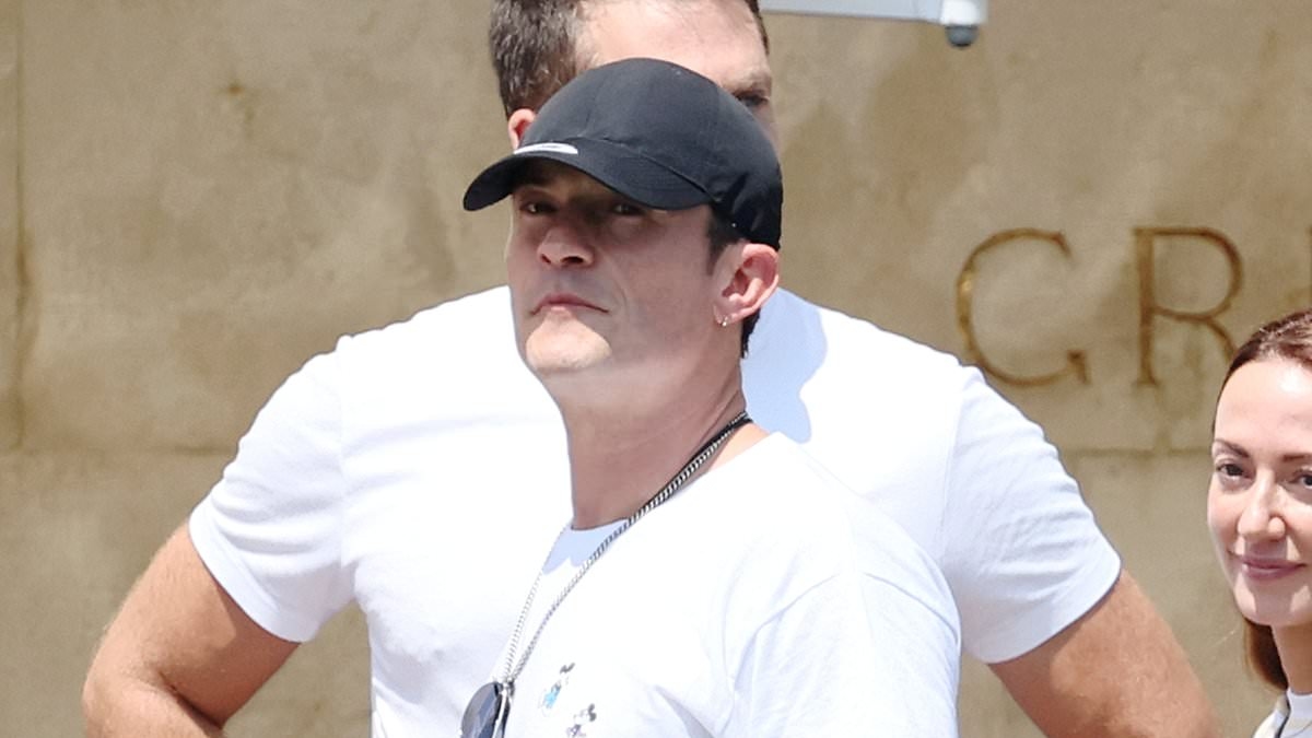 EXCLUSIVE 'Newly-single' Orlando Bloom enjoys cocktails at hotel pool during boys' day out with Leonardo Di Caprio and Tom Brady before Jeff Bezos and Lauren Sanchez's Venice wedding - after Katy Perry 'split'