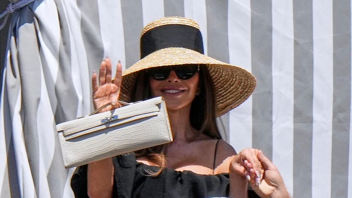BREAKING NEWS Lauren Sanchez looks effortlessly chic as she emerges the morning after Jeff Bezos wedding