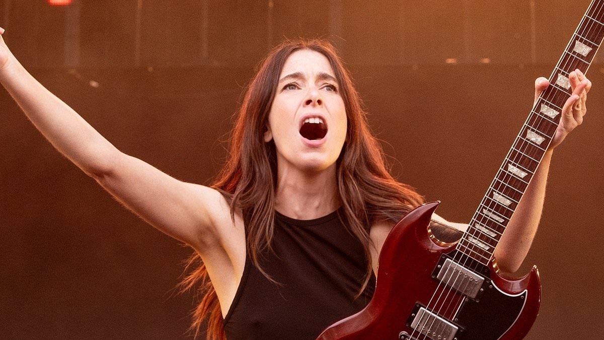 Haim fans praise band as 'born headliners' as they suffer sound issues onstage during secret Glastonbury set