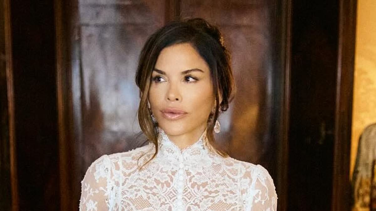 Uncomfortable staff in the background of Lauren Sanchez's bridal photos go viral