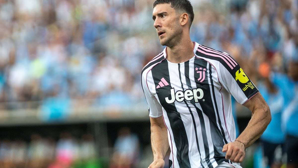 Man United suffer blow in pursuit of Dusan Vlahovic with striker 'unwilling to leave Juventus this summer'