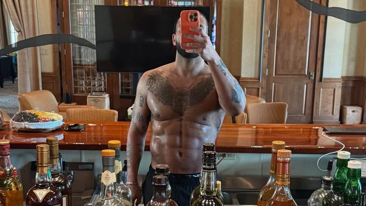 Glaring detail in Drake's viral six-pack selfie sparks plastic surgery speculation