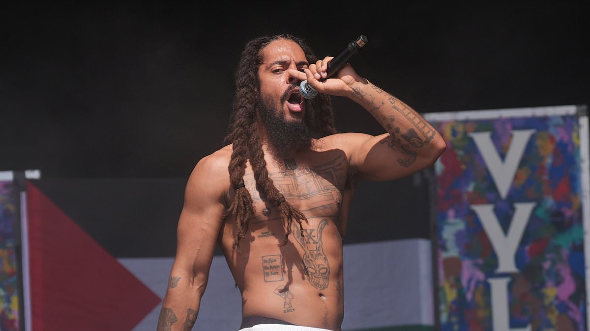 US revokes visas for British rock duo after 'death to IDF' chants