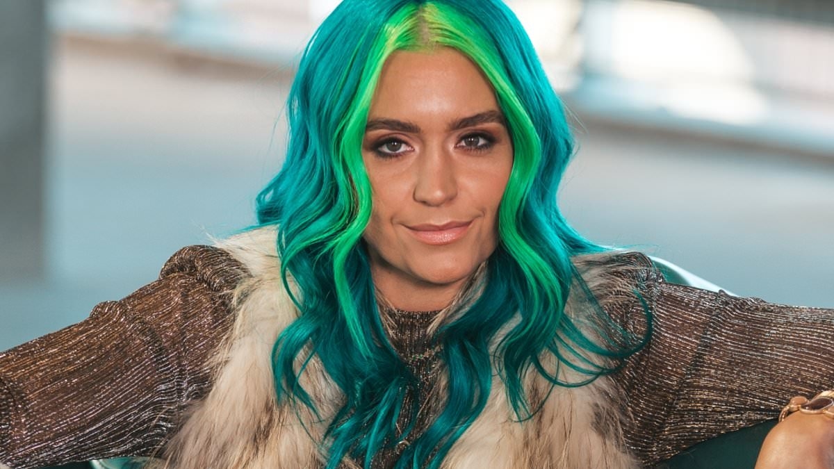 Aussie singer makes shock call-out for freebies to furnish her new home as she returns Down Under