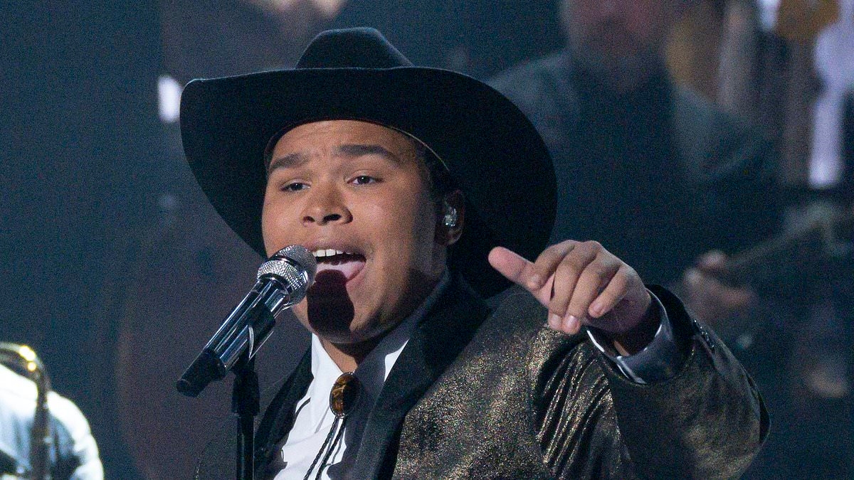 American Idol star becomes a dad at age 17 just months after shotgun wedding at 16 years old