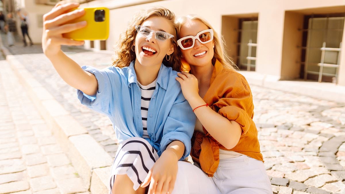 Experts issue warning over travel habit most of us do without thinking