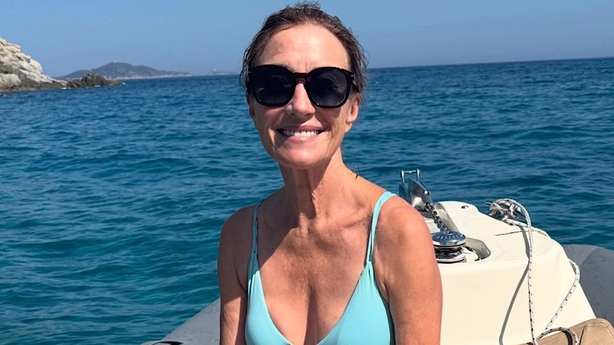 Jane Seymour fans can't believe how old she is while posing with Heather Graham in revealing swimsuit