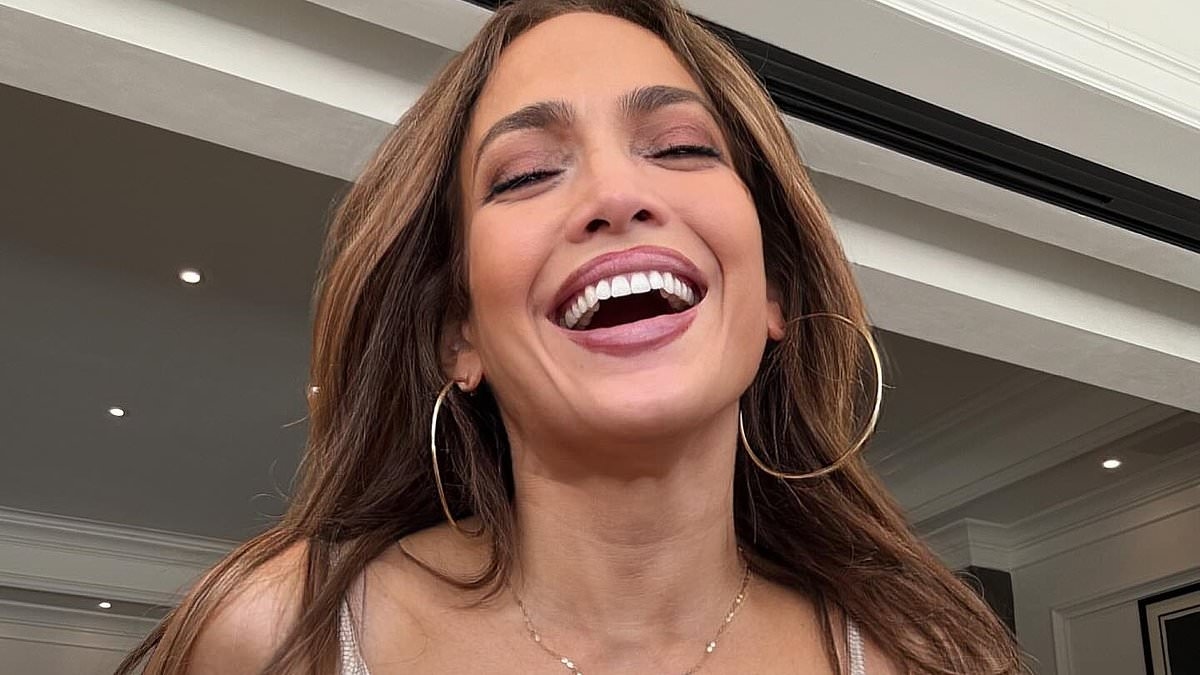 Braless Jennifer Lopez strikes a VERY provocative pose in new selfie