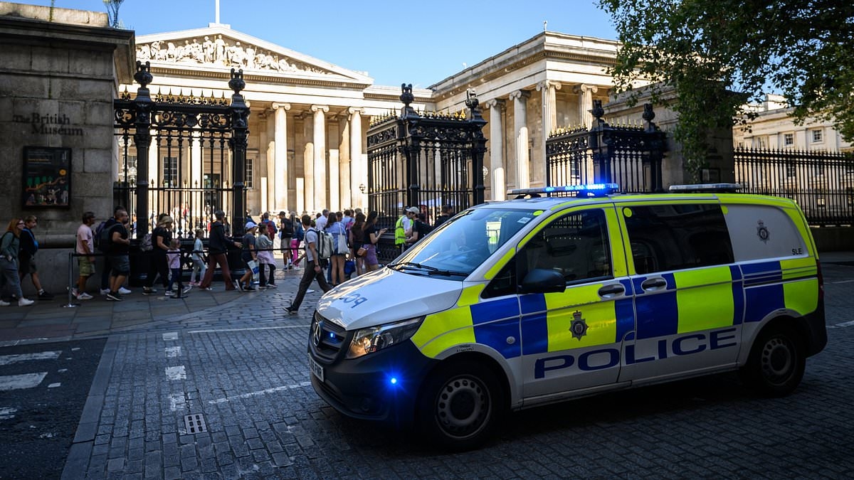 EXCLUSIVE London's most dangerous tourist attractions: Interactive map reveals areas around capital's landmarks where visitors are most likely to get mugged or attacked