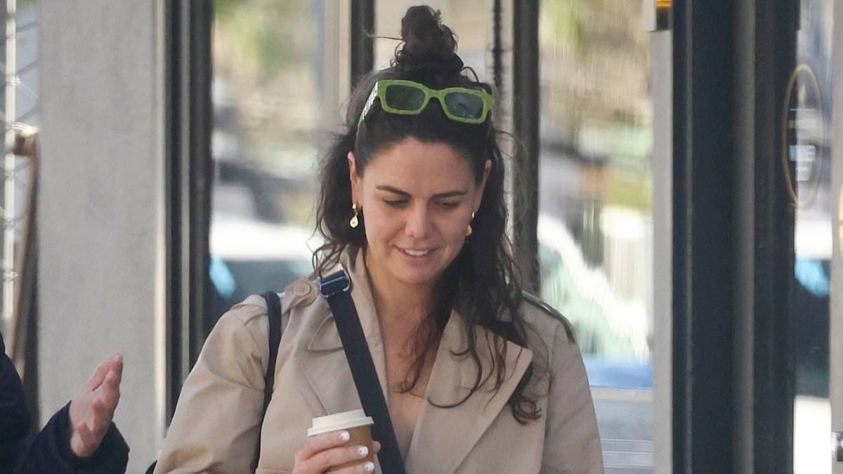 Home and Away star is unrecognisable as she steps out with friends in Bondi
