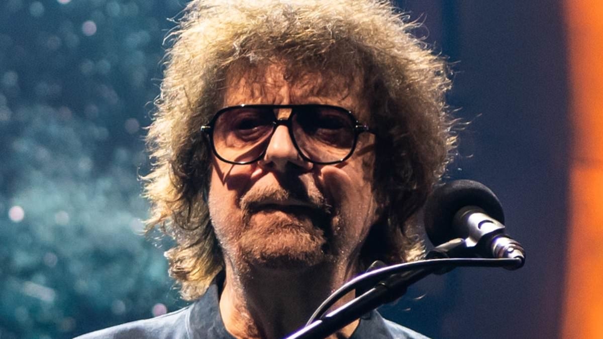 BREAKING NEWS Concern for Jeff Lynne, 77, as Electric Light Orchestra show is cancelled at the Co Op Live in Manchester after packed stadium waited for the star to step on stage