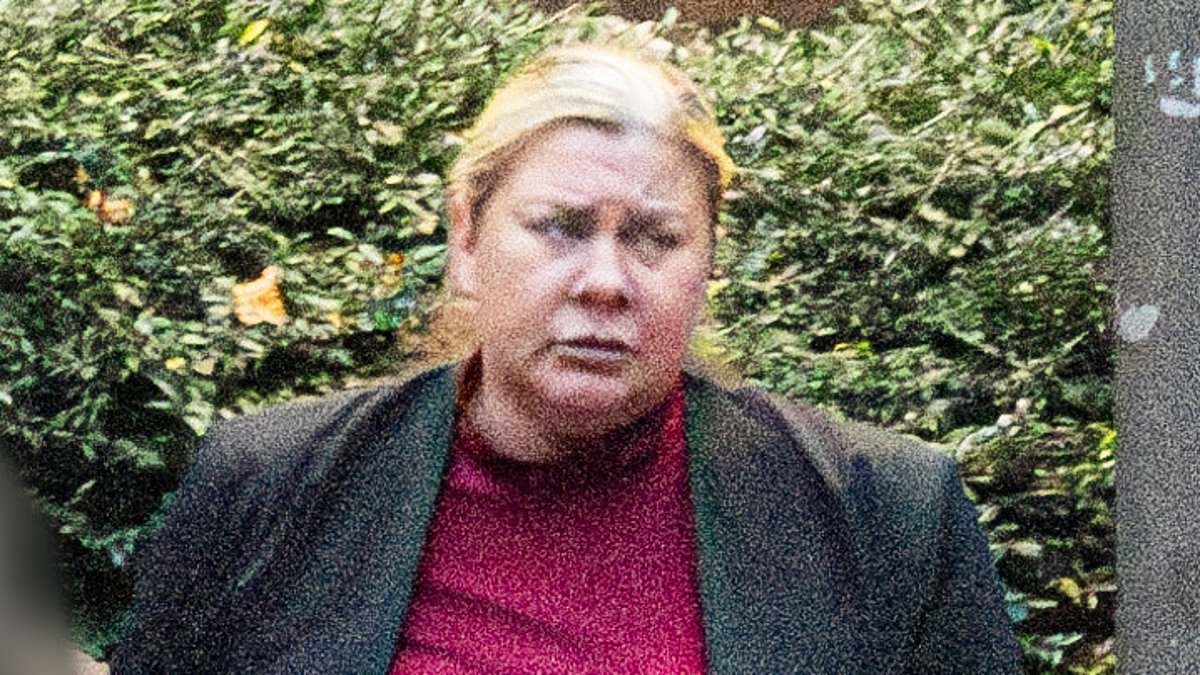 Infatuated corrupt officer who raided police systems 200 times to pass intel to her secret criminal boyfriend is banned from the job