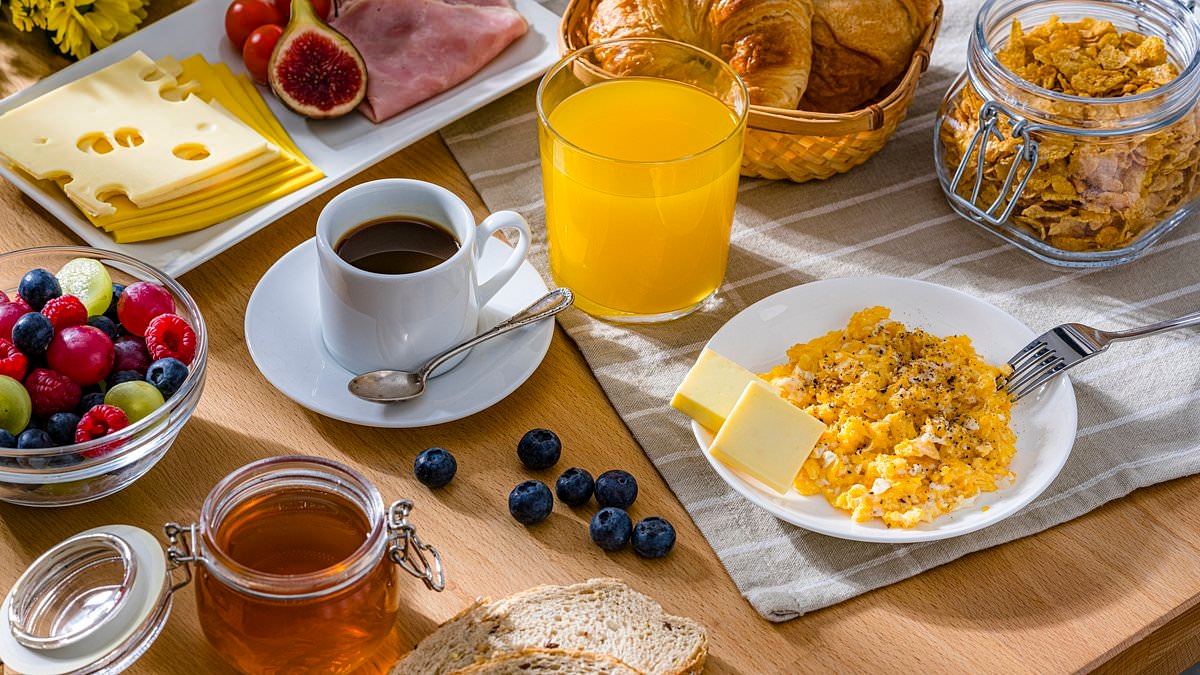 Eating just 4 ounces of common food each week cuts Alzheimer's risk by 40%