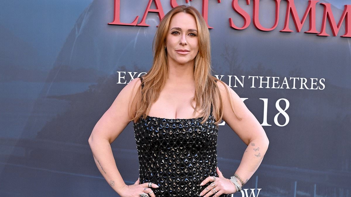 Truth about Sarah Michelle Gellar and Jennifer Love Hewitt's 'feud' as stars avoid each other on red carpet