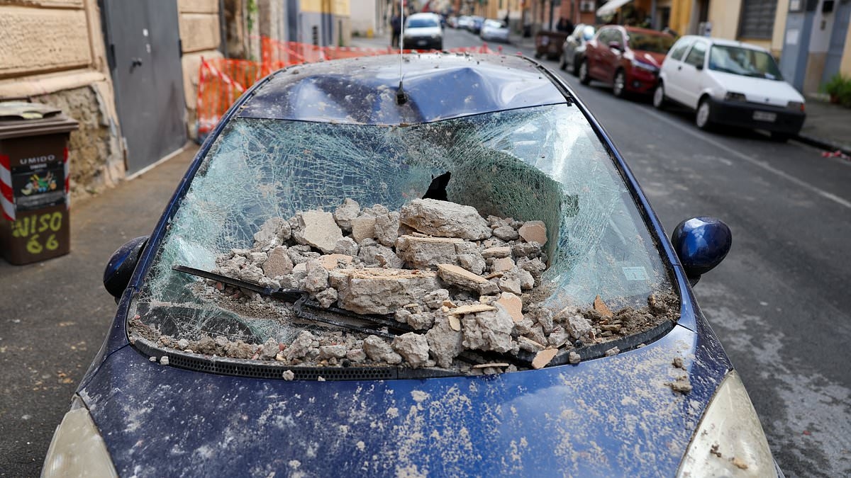 Powerful earthquake jolts Naples, sending residents fleeing