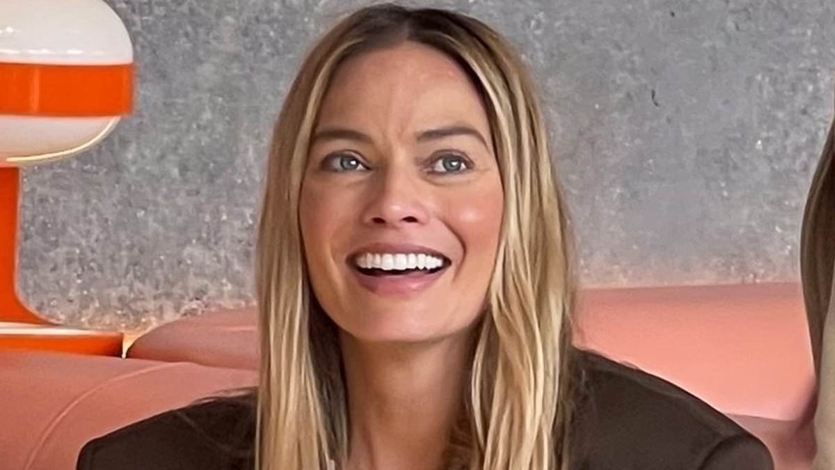 Margot Robbie enjoys drinks with pals in London before leaving diners shocked by her touching gesture