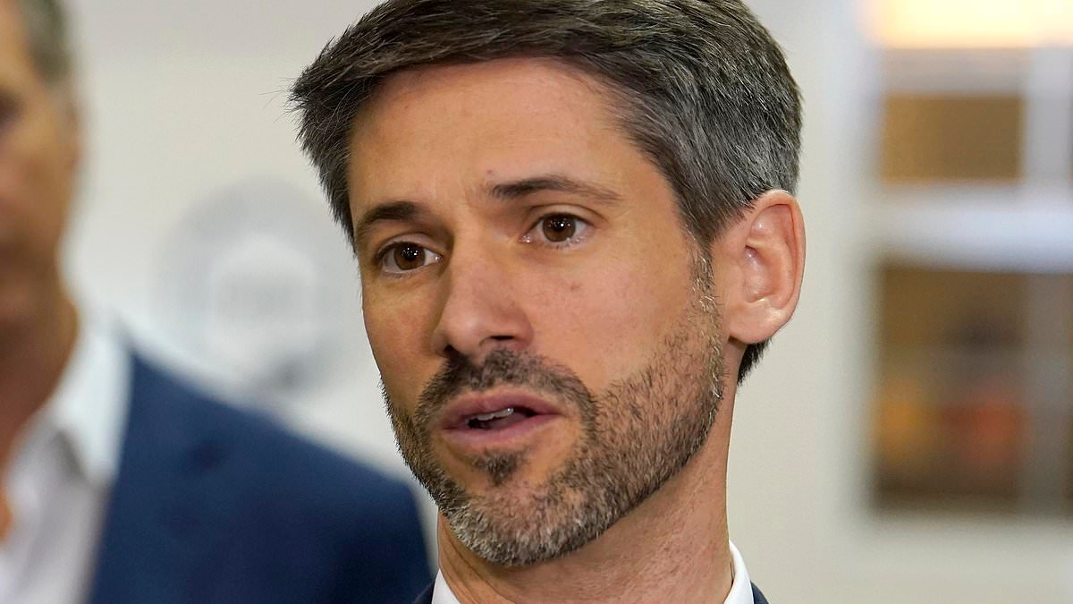 Democrat mayor slammed for spending tens of thousands of taxpayer money on AI to do city employees' jobs