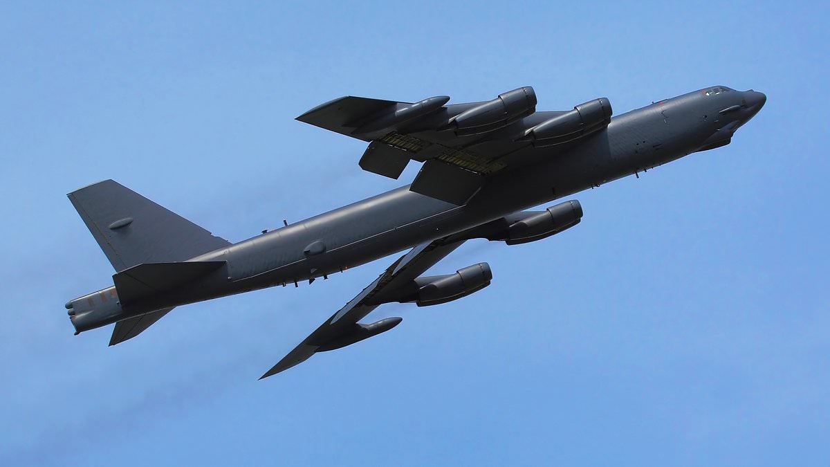 Delta flight narrowly avoids collision with speeding B-52 bomber