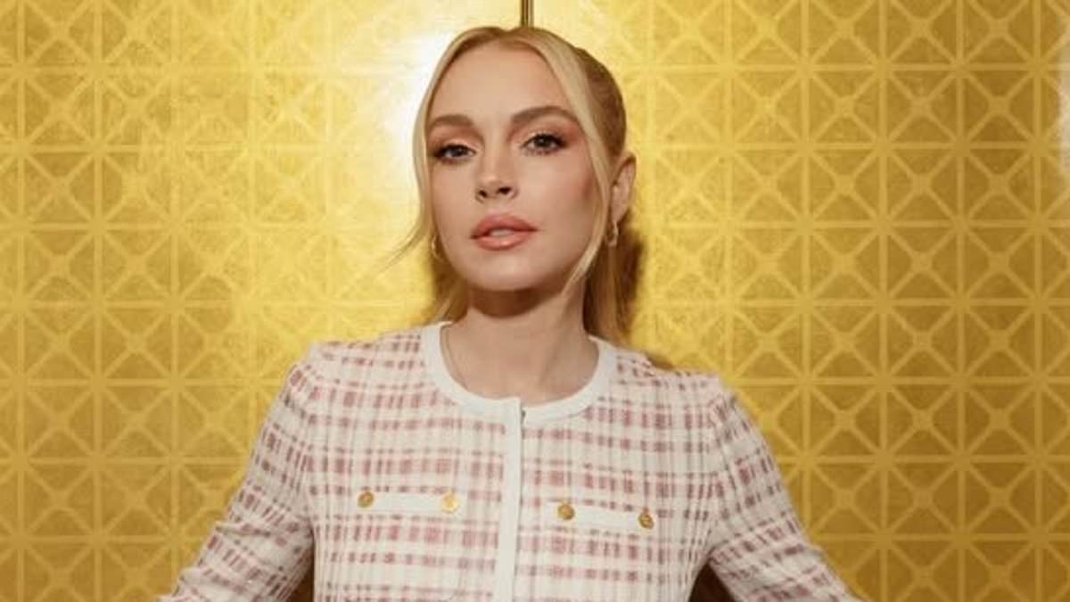 Lindsay Lohan's legs look 'impossibly long' in glam shot as fans scream Photoshop fail
