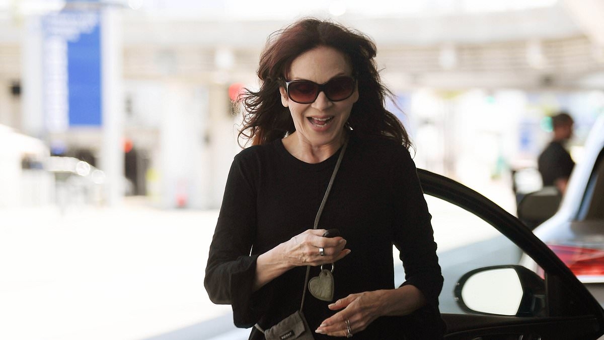 Iconic 70s sitcom star is unrecognizable on rare outing in Los Angeles