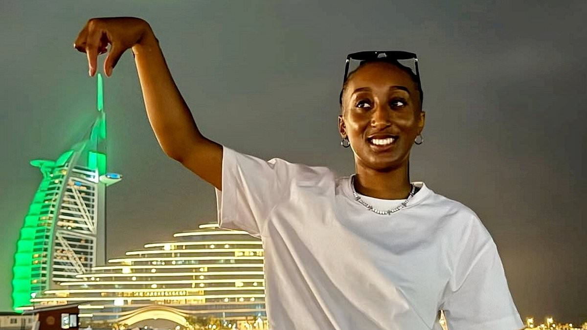 Moment scammer posing as O2 employee makes threats to kill and torture woman who confronted him