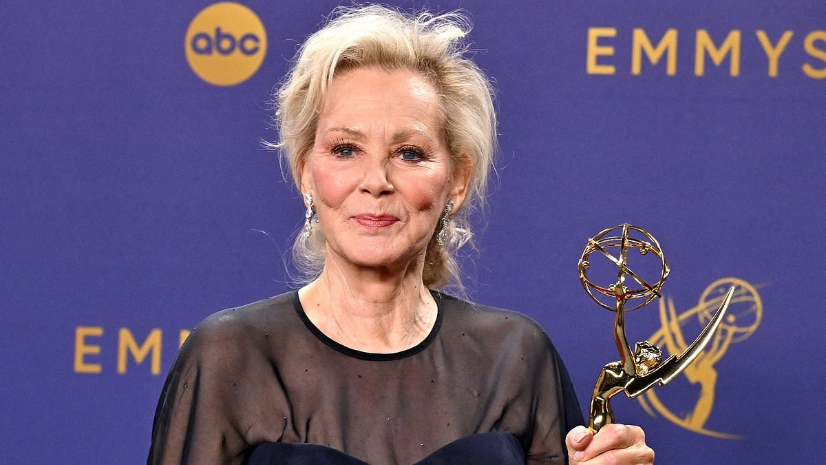 Hacks star Jean Smart, 73, reveals she suffered a painful knee injury that forced her to take two weeks off work