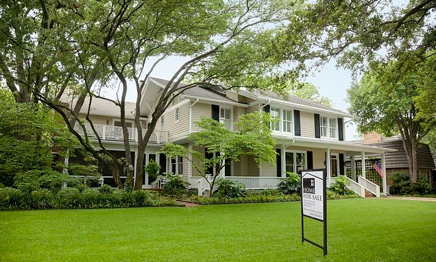 US neighborhoods filled with 'for sale' signs as homes flood market