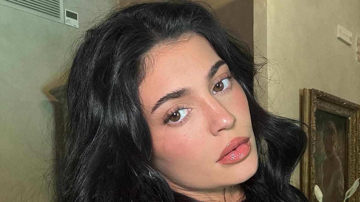 Kylie Jenner roasts sister Kendall's viral cucumber cutting fail: 'Runs in the family'