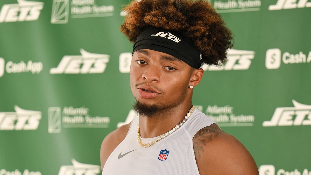 New York quarterback Justin Fields carted off the field with leg injury at Jets training camp