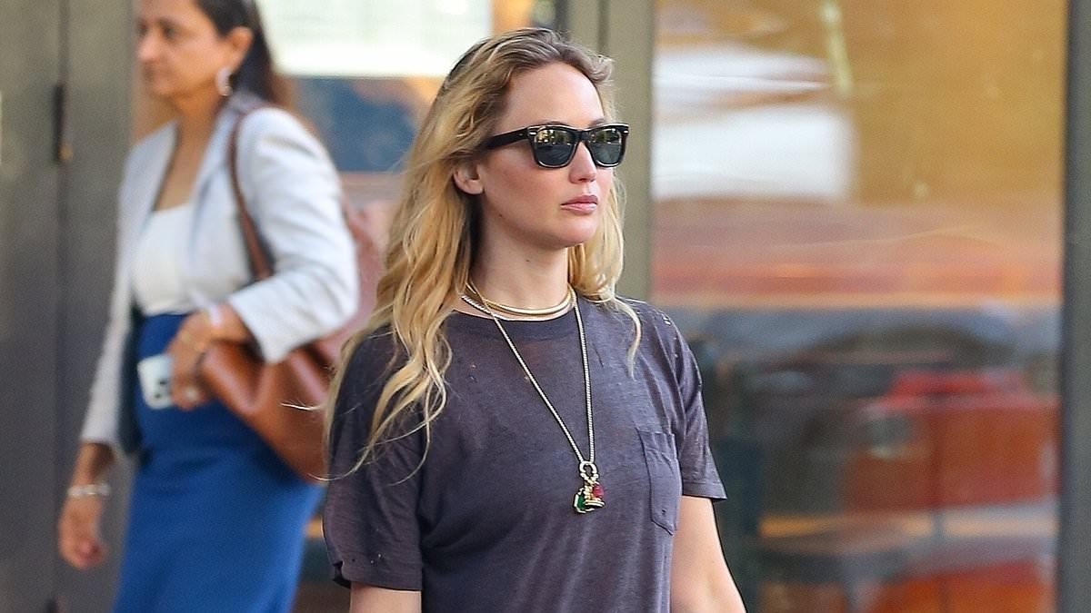 Jennifer Lawrence jumps on controversial Y2K summer style trend during girls' night out