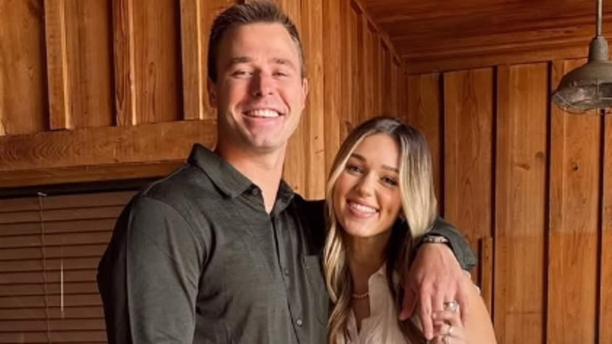 Sadie Robertson from Duck Dynasty reveals she was robbed and her car vandalized when with her kids