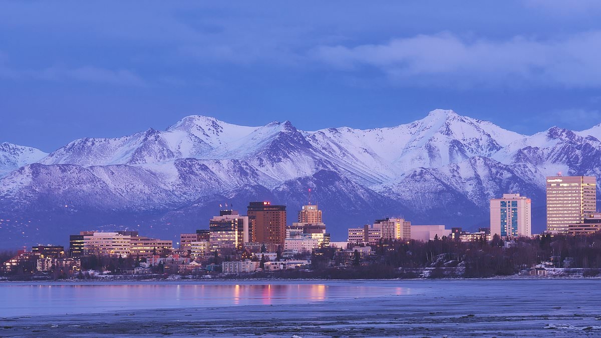Earthquakes rattle US city under volcano advisory
