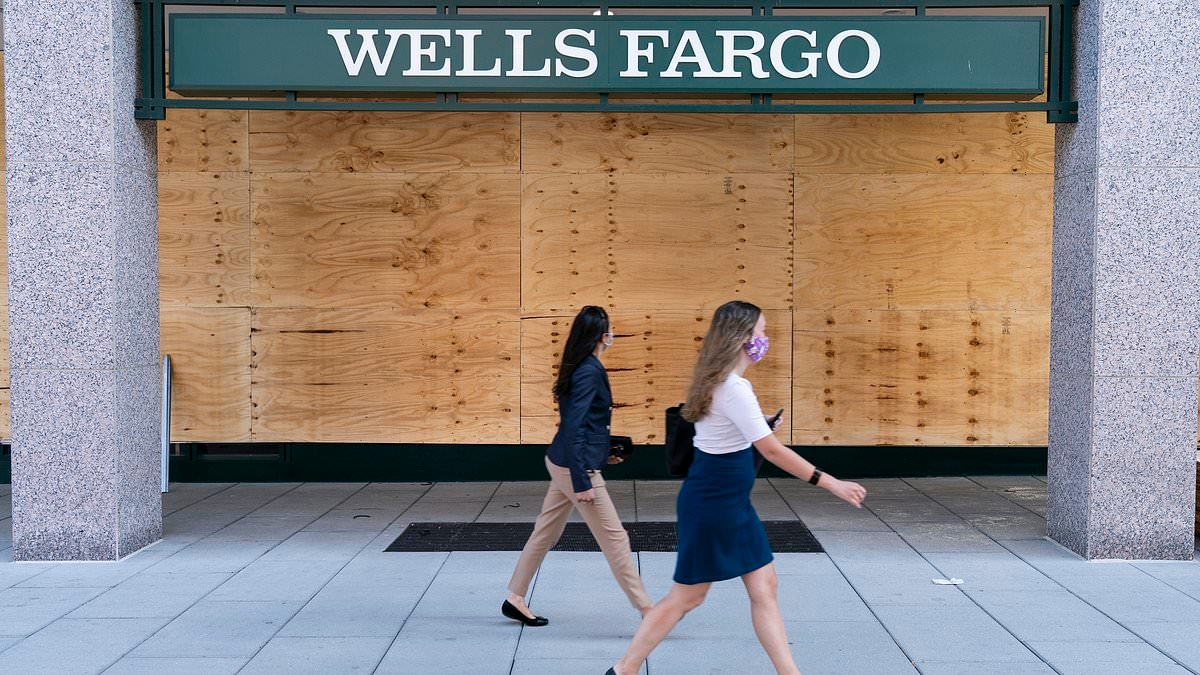 Major US banks close more than 100 branches in two months