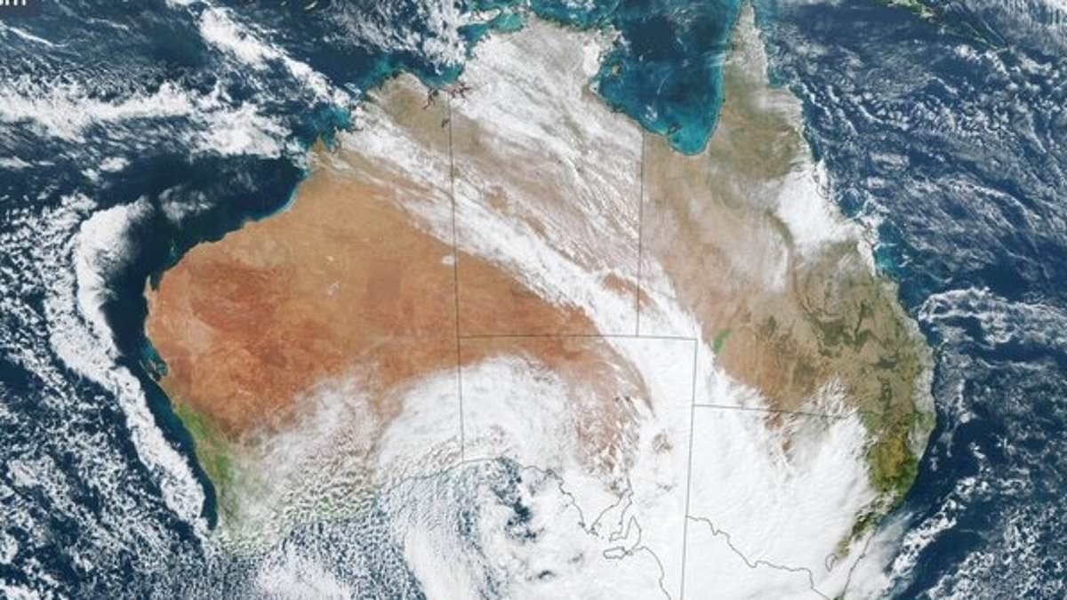 Sydney, Melbourne, Brisbane weather: Chilly start to the weekend for millions of Aussies as mega rain band strikes
