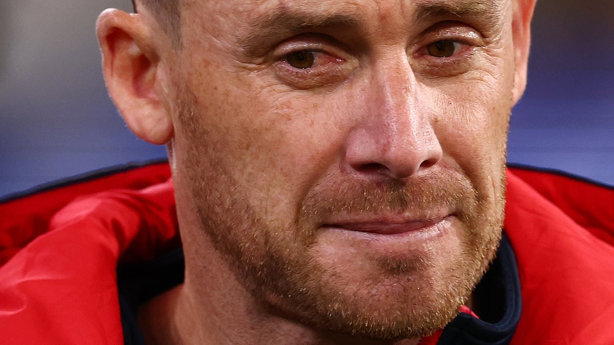 See the chilling photo at the centre of yet another death threat against an AFL coach