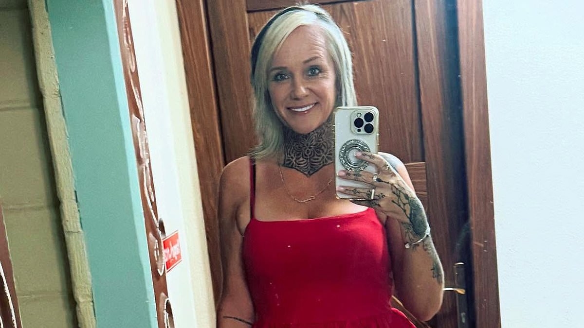 Moment British comedian is confronted by Turkish security after 'forgetting to pay at Zara store' - as she faces up to three years in prison