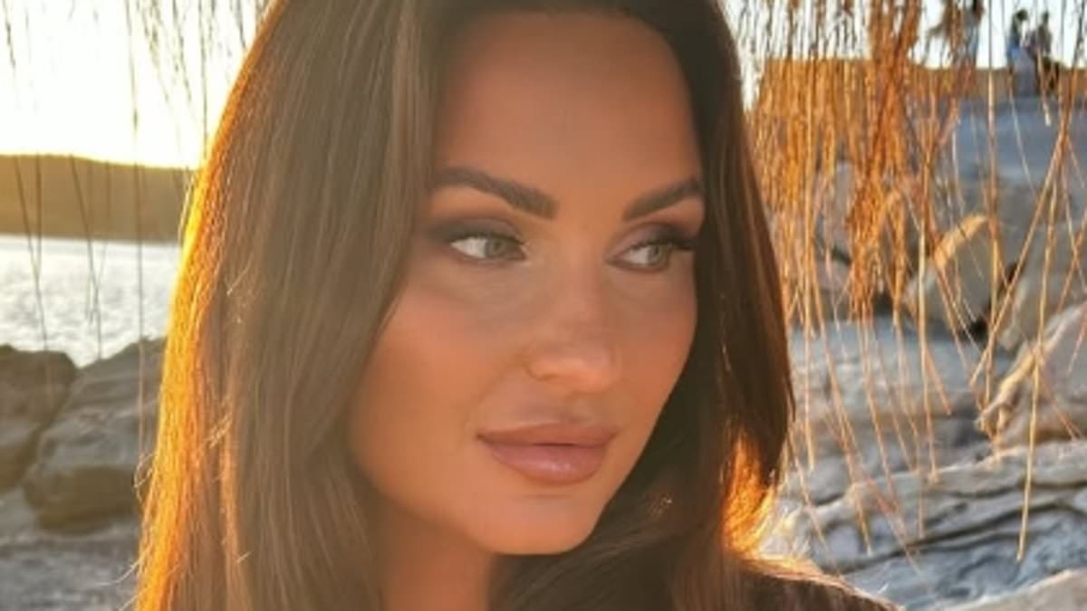 Sam Faiers is branded 'irresponsible and naive' by 'horrified' skin doctor after admitting her three children don't wear sunscreen as she wrongly claims many SPF brands are 'harmful' in controversial statement