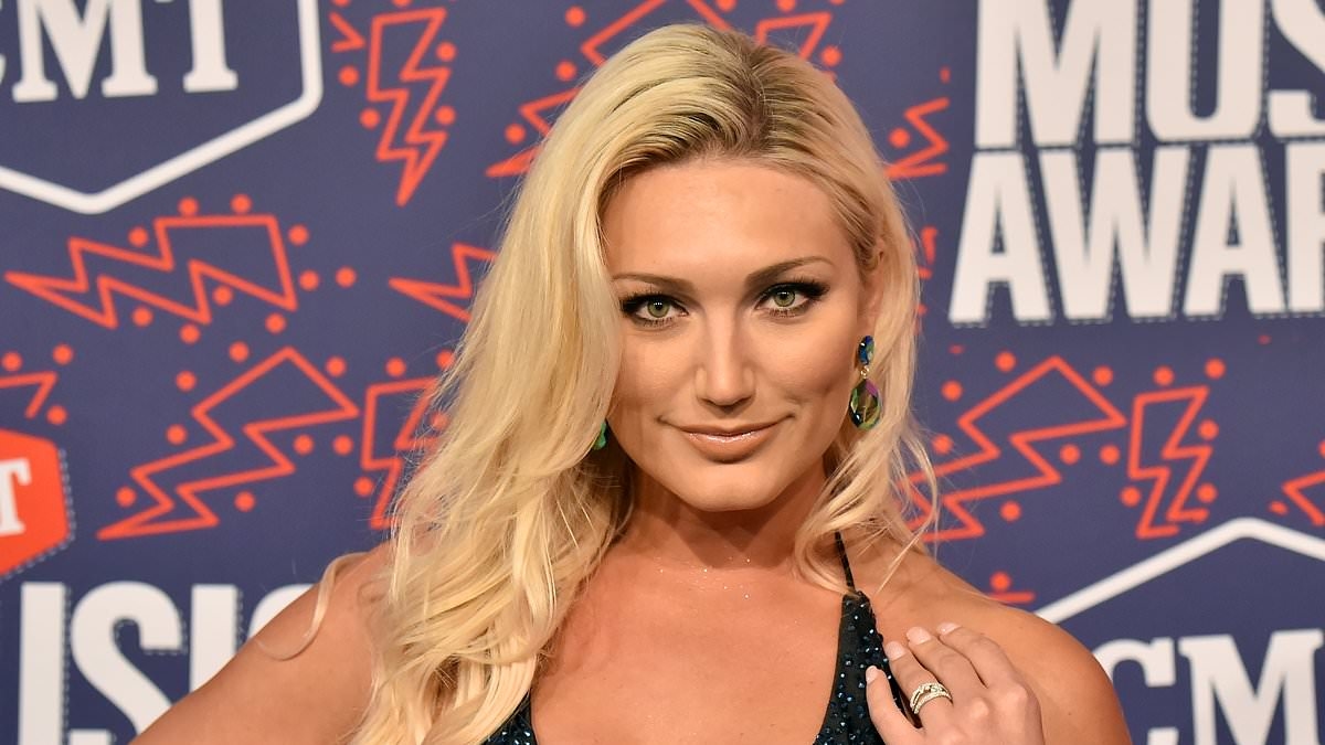 Hulk Hogan's estranged daughter Brooke slams WWE over tributes to her late father