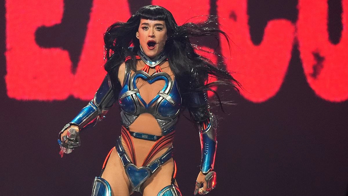 Smitten Justin Trudeau spotted in crowd at Katy Perry's Montreal concert with his daughter after viral date