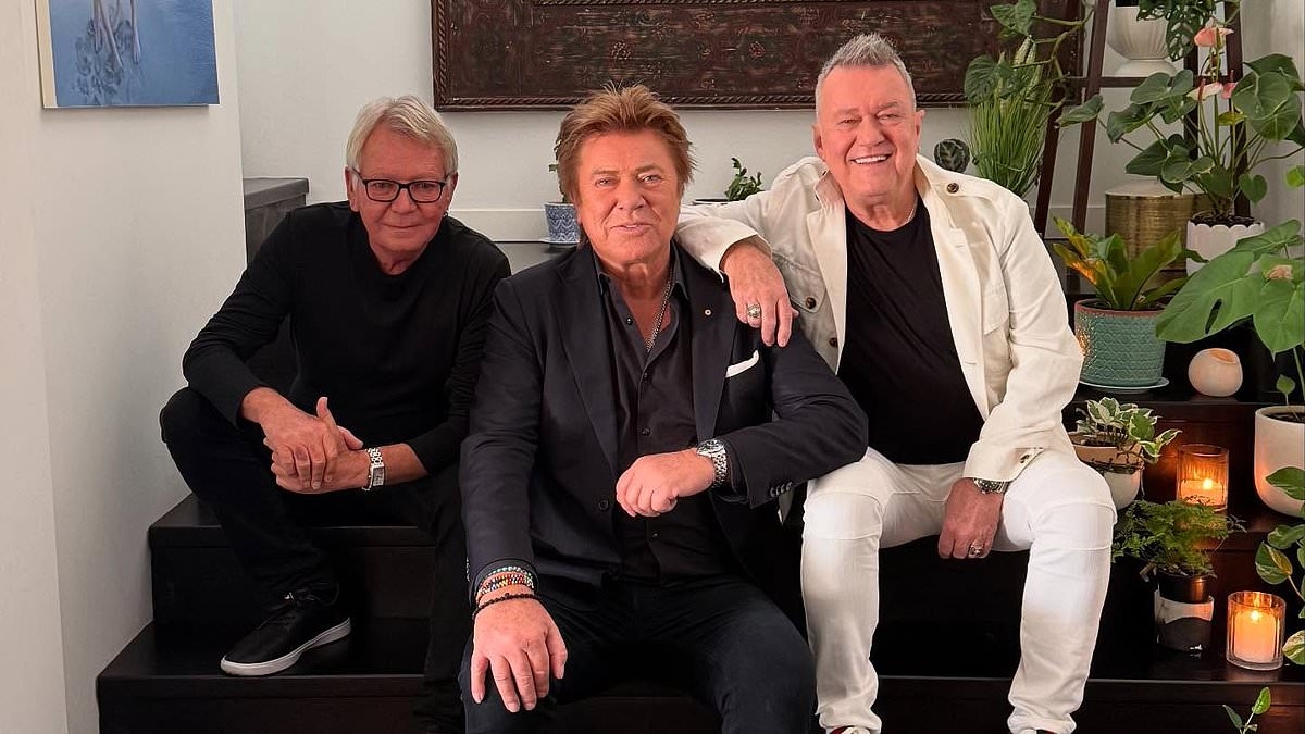 Richard Wilkins mercilessly mocked as fans notice one detail in his selfie with Jimmy Barnes: 'Put it away!'