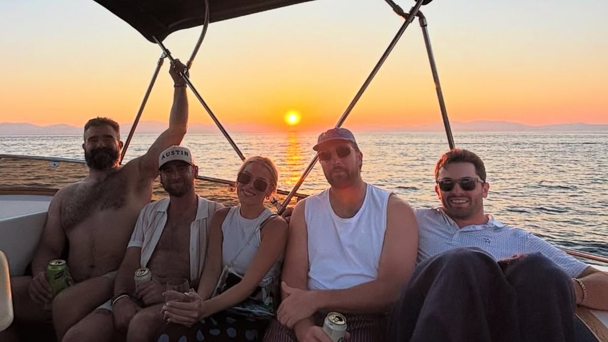 Travis Kelce parties with rival NFL quarterback in new picture from his offseason