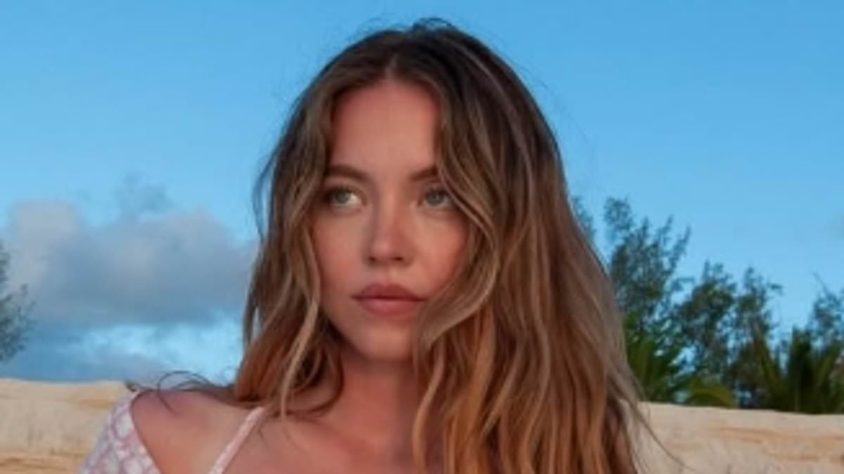 Sydney Sweeney is 'bombarded with private messages from a string of Premier League footballers' after split from fiancé Jonathan Davino