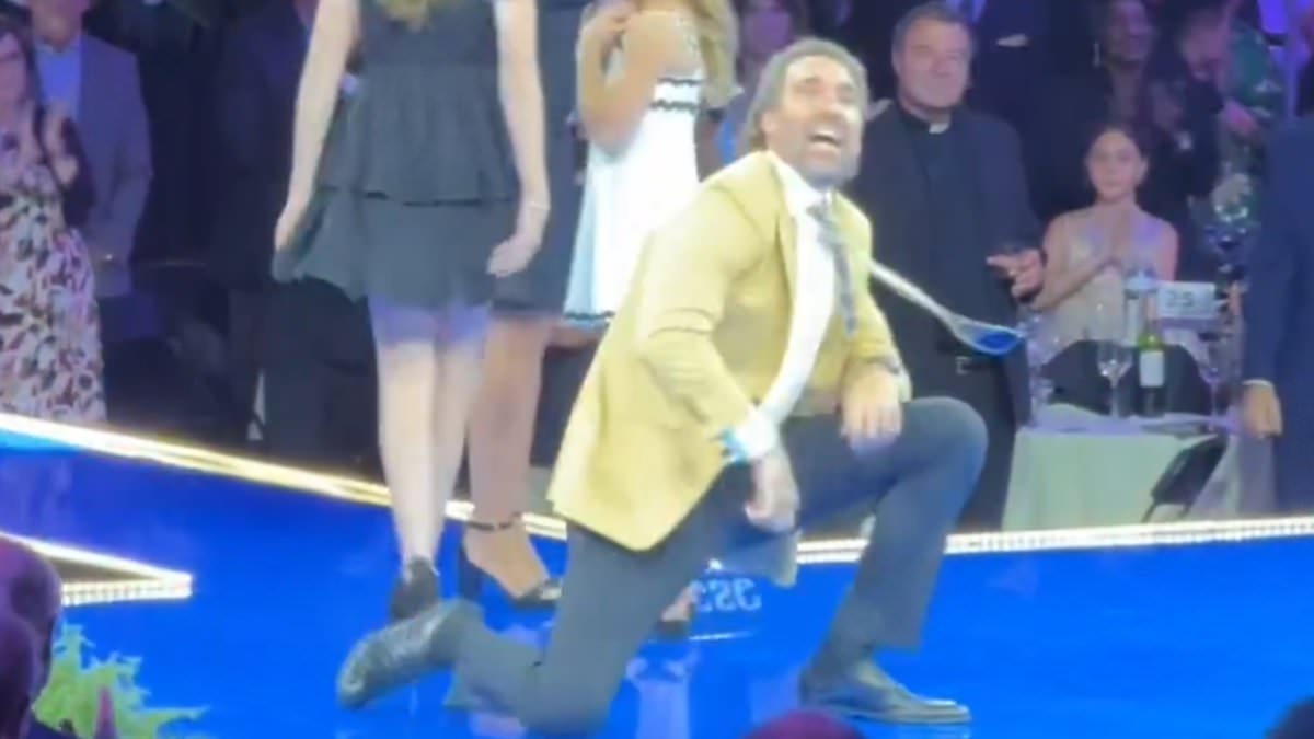 NFL legend Jared Allen suffers embarrassing wardrobe malfunction at Hall of Fame induction ceremony