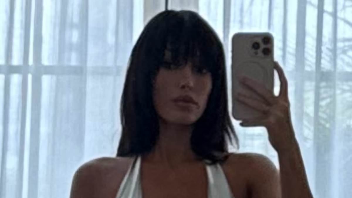 Bianca Censori flaunts dramatic cleavage in racy selfie after her old modeling photos resurfaced