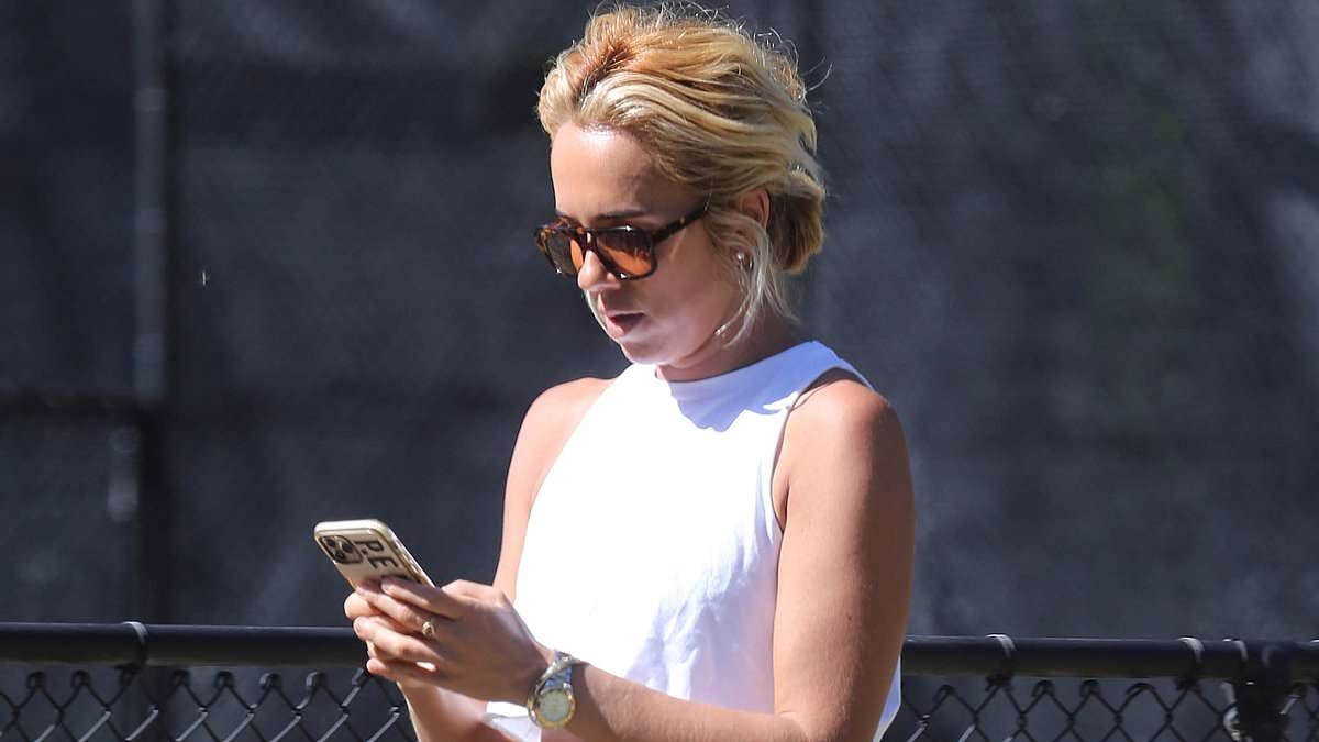 Motherlode of leaked texts between C-list celebs and paparazzi expose the desperate reality of 'staged pap shots'