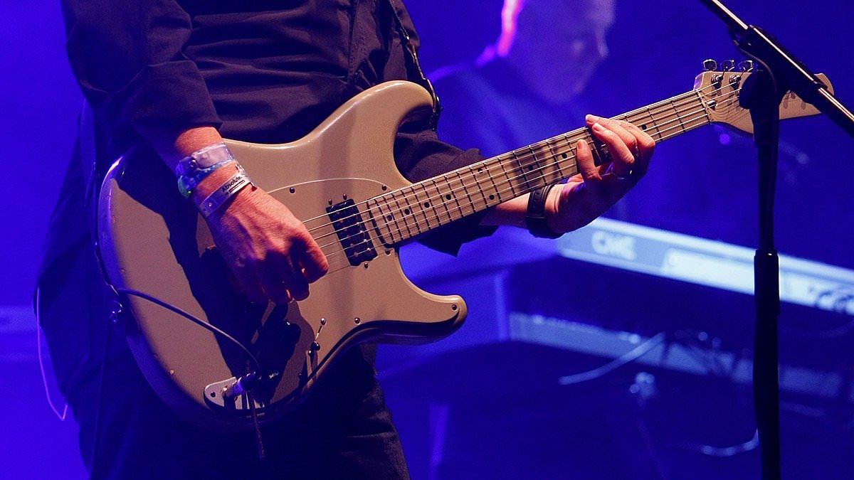 80s music icon cancels all upcoming tour dates over 'urgent' health issue