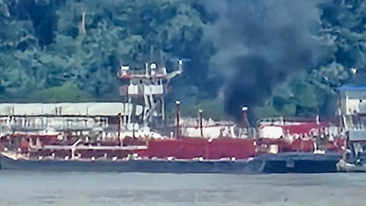 Chaos as helicopter crashes into barge on Mississippi River