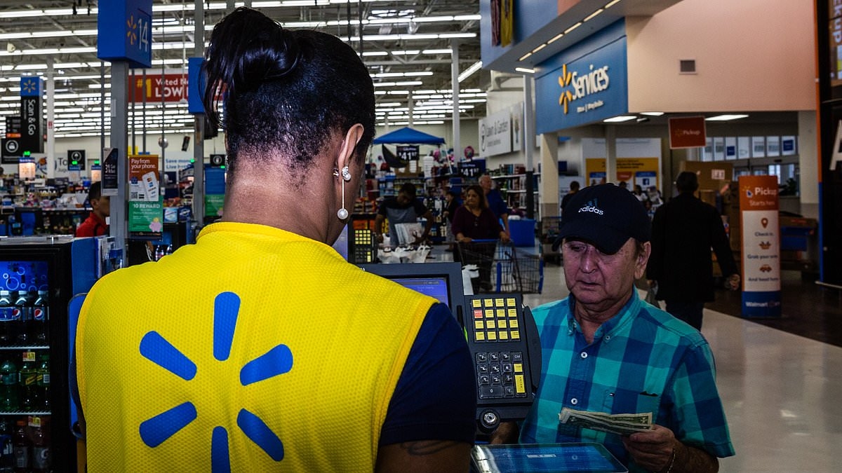 Walmart shoppers confused by hostile new sign from store's manager: 'Biggest red flag'