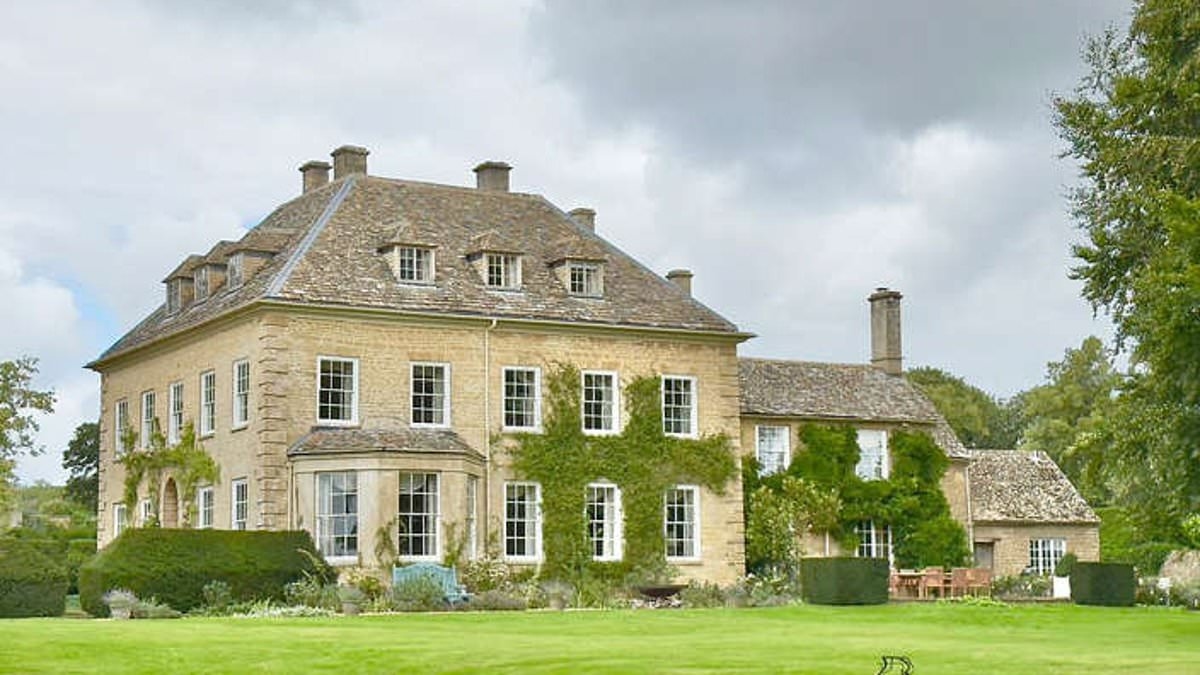 'Sorry for the circus!' Owner of the manor house in the 'Hamptons of the UK' apologises to neighbours over JD Vance's stay