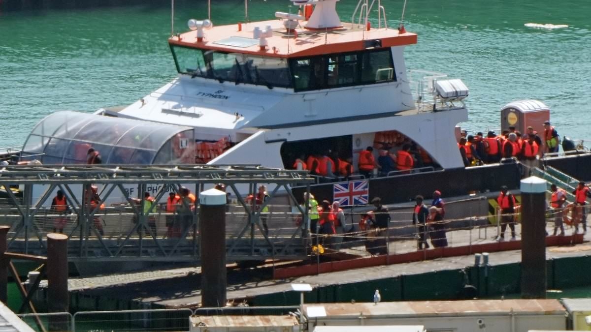 Dozens more migrants arrive in Dover